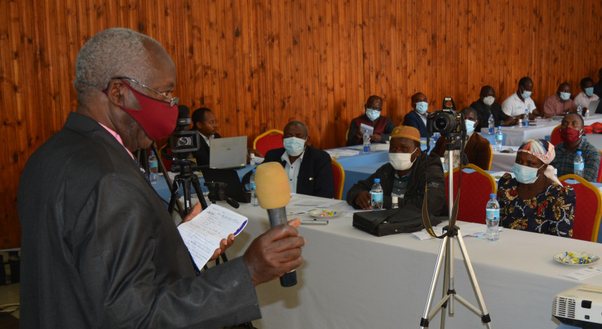 Mwenyekiti wa Bodi Tume ya Taifa ya Umwagiliaji Pro. Henry Mahoo akiongoza kikao cha wadau wa sekta ya kilimo na tume kilichofanyika mkoani Iringa hivi karibuni.